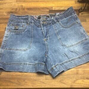 light blue jean shorts by one 5 one. Features classic pockets and a comfort